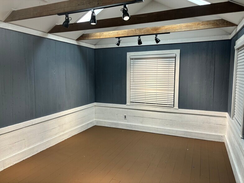 More Photos Of 1600 S Day St, Brenham Medical For Sale