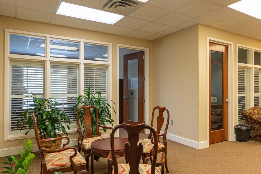 More Photos Of 1600 Highland Colony Pky, Madison Bank For Lease