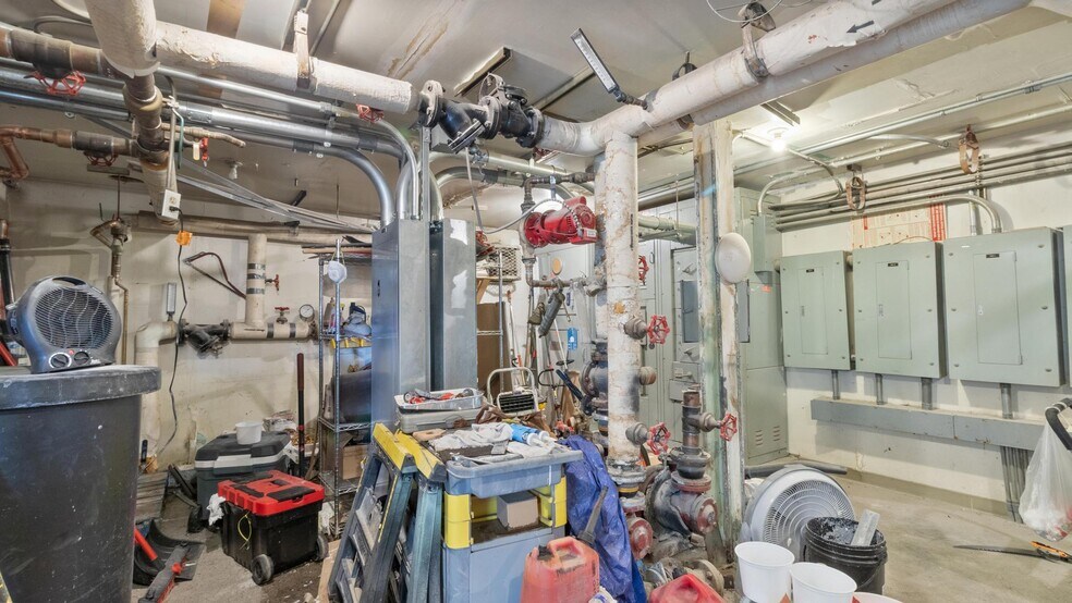 More Photos Of 1561 6th St, Wells Hotel For Sale