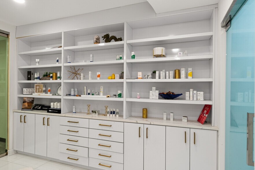 More Photos Of 7601 Lewinsville Rd, McLean Medical For Sale