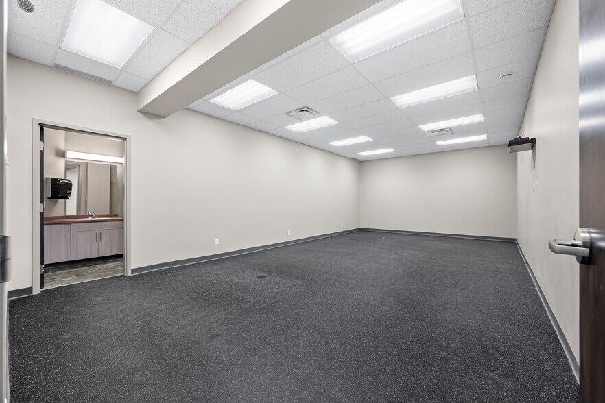 More Photos Of 5267 67 Av, Lloydminster Warehouse For Lease