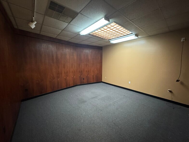 More Photos Of 2000 E Roosevelt Rd, Little Rock Showroom For Lease