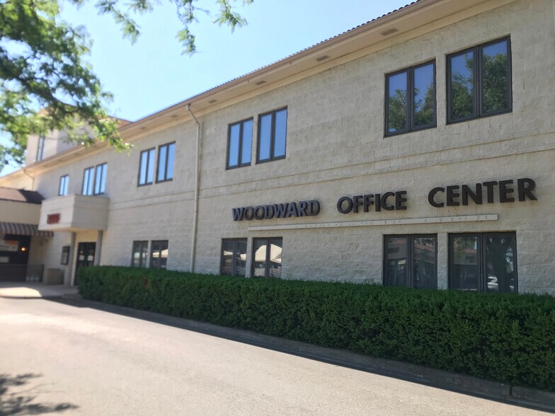 More Photos Of 1999 W 75th St, Woodridge Medical For Lease