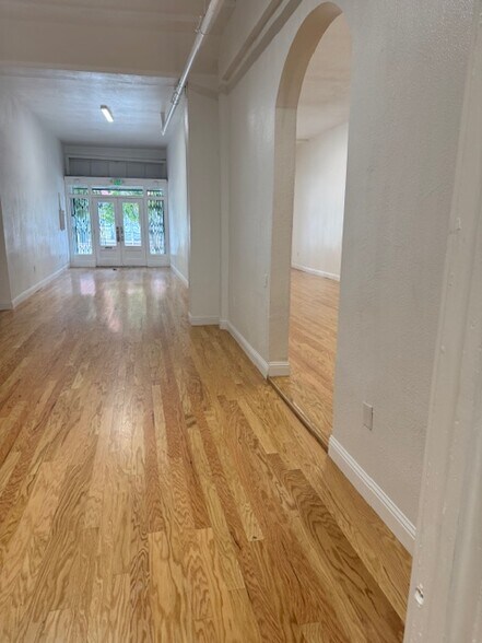 More Photos Of 401-407 Broadway, San Francisco Storefront Retail Residential For Lease