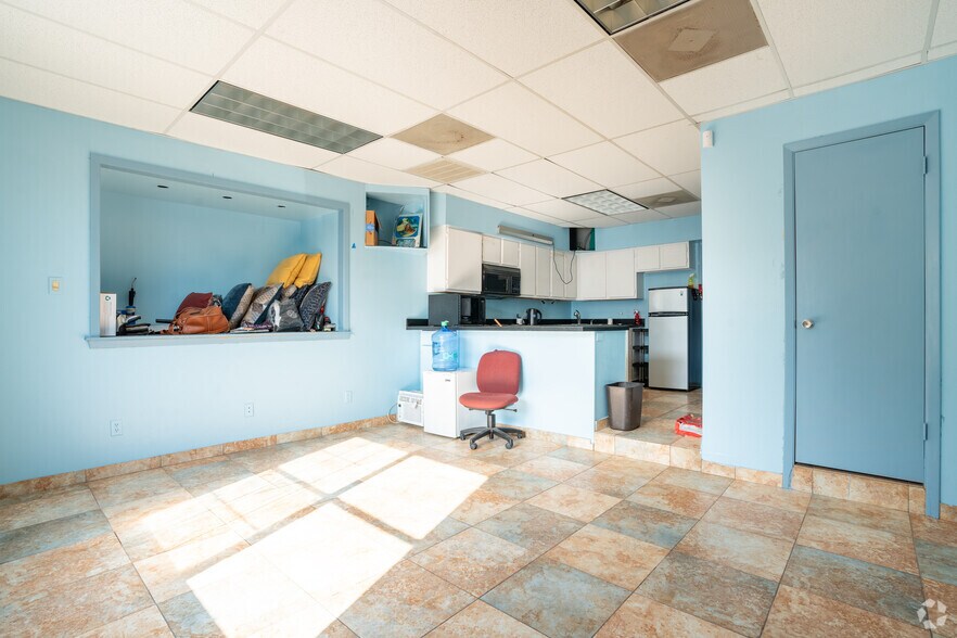 More Photos Of 2606 Shaver St, Pasadena Auto Dealership For Lease