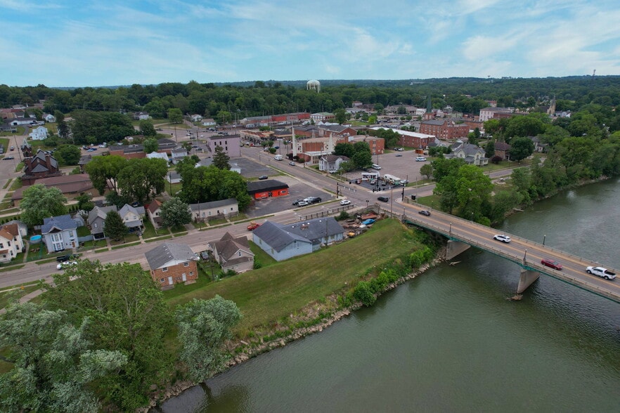 More Photos Of 140 S River St, Franklin Storefront For Sale