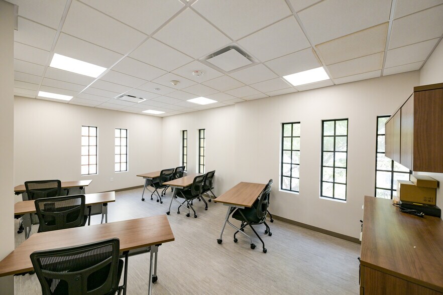 More Photos Of 1101 6th Ave W, Bradenton Office For Lease