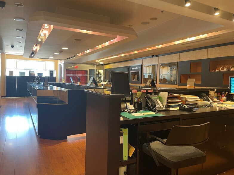 More Photos Of 1913 Sheridan Rd, Highland Park Storefront Retail Office For Sale