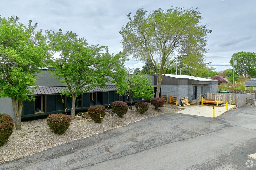 More Photos Of 1942-1956 W Ridge Rd, Rochester Storefront For Lease