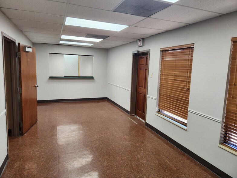 More Photos Of 15055 East Fwy, Channelview Medical For Lease
