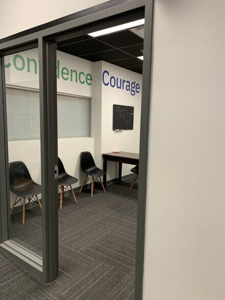 More Photos Of 2540 W Pennway St, Kansas City Flex For Lease