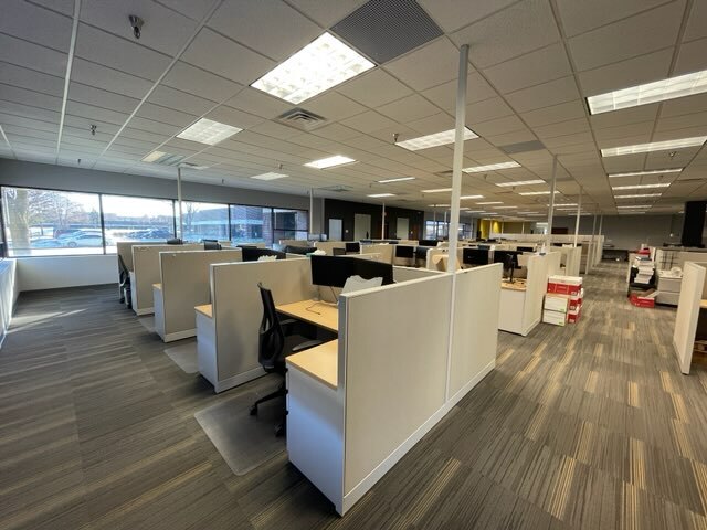 More Photos Of 11001-11071 Aurora Ave, Urbandale Flex For Lease