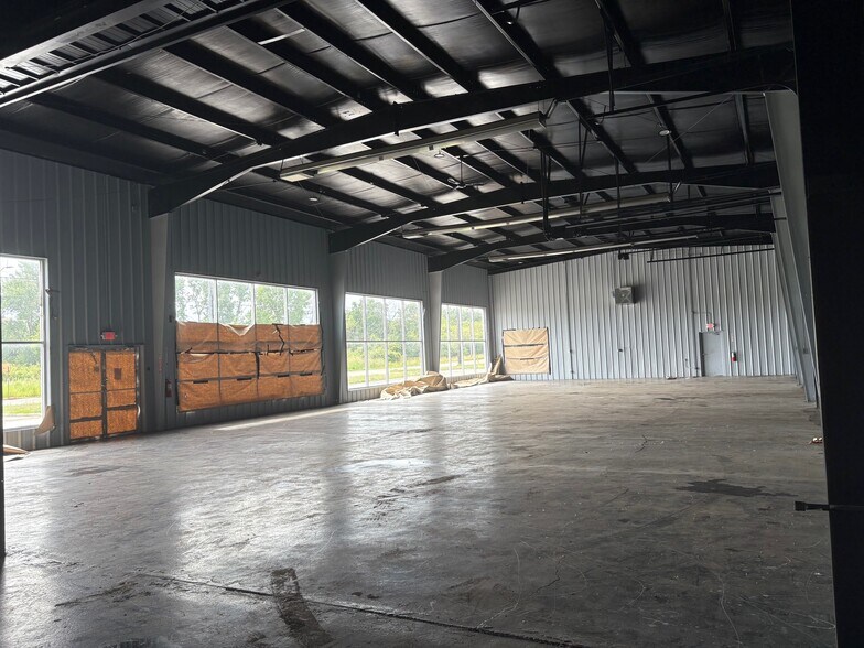 More Photos Of 5522 W Jefferson Ave, Trenton Showroom For Lease