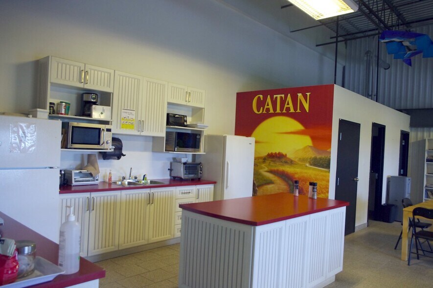 More Photos Of 31 Rue De La Coopérative, Rigaud Department Store For Lease