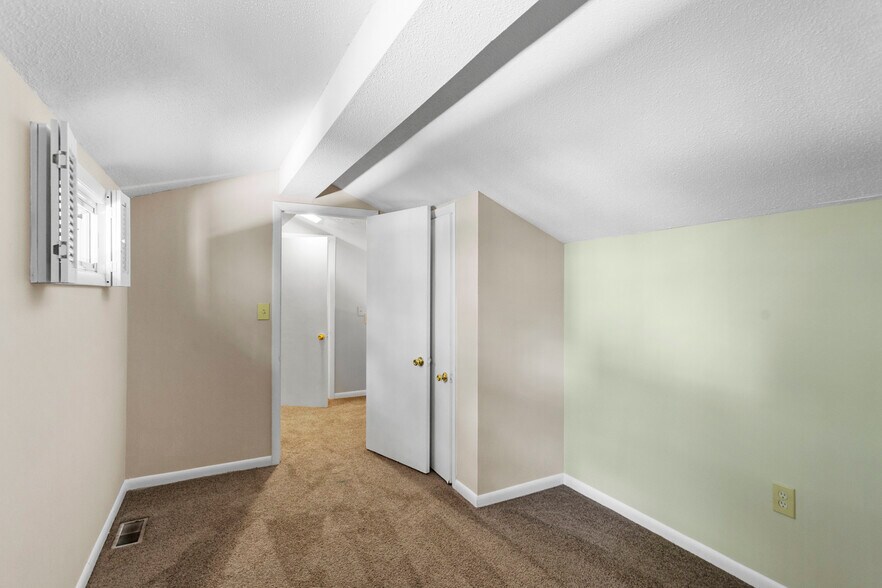 More Photos Of 400 Foxfire Ct, Seneca Apartments For Sale