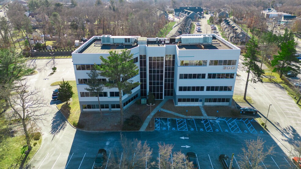 More Photos Of 300 Wheeler Rd, Hauppauge Office For Lease