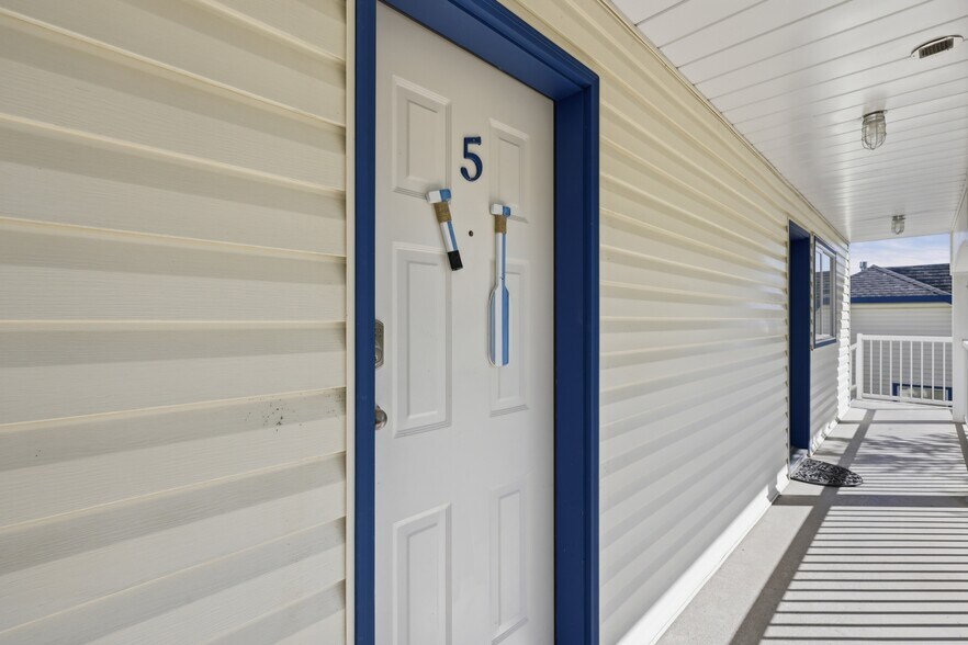 More Photos Of 7001 Savona Access Rd, Thompson-Nicola Hotel For Sale