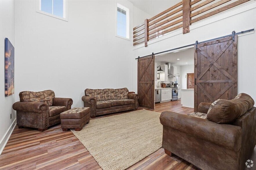 More Photos Of 1006 Frost Ave, Driftwood Loft Creative Space For Sale