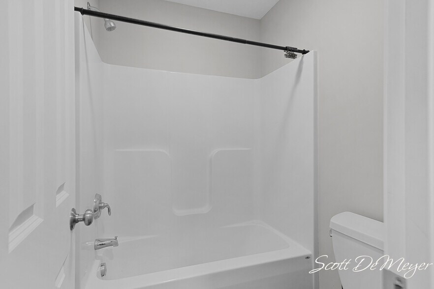 More Photos Of 109 S Greenville West Dr, Greenville Light Manufacturing For Sale