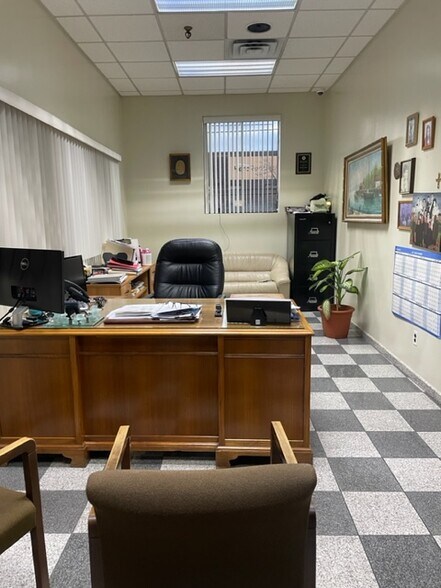 More Photos Of 18-81 Steinway St, Astoria Warehouse For Sale