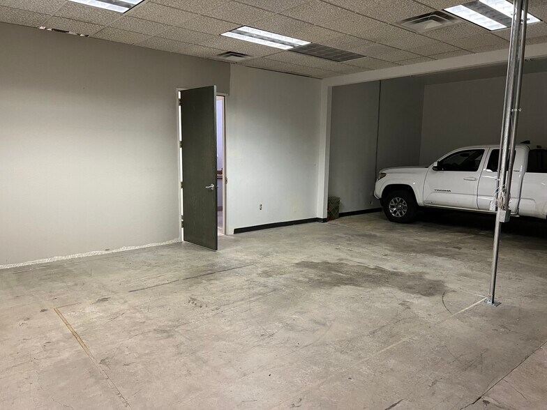 More Photos Of 11042 N 24th Ave, Phoenix Manufacturing For Lease