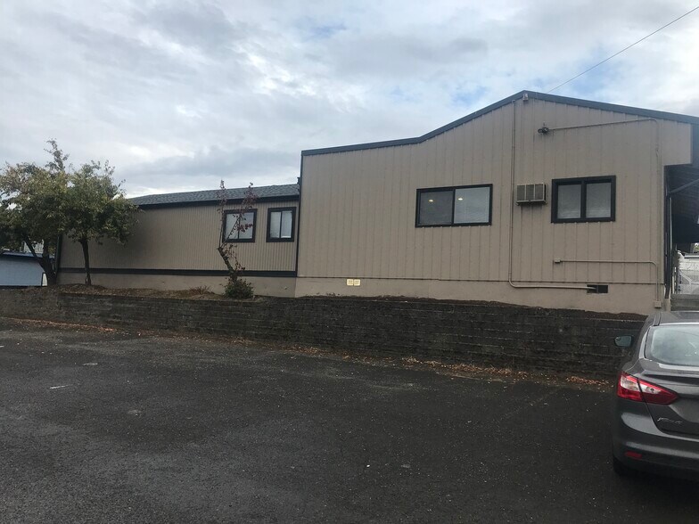More Photos Of 4403 SE Roethe Rd, Milwaukie Industrial For Sale