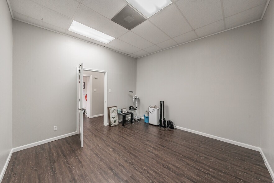 More Photos Of 7235 Glenview Dr, Richland Hills Office For Sale