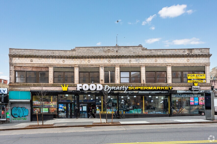 More Photos Of 40-2038 W Burnside Ave, Bronx Storefront Retail Office For Lease