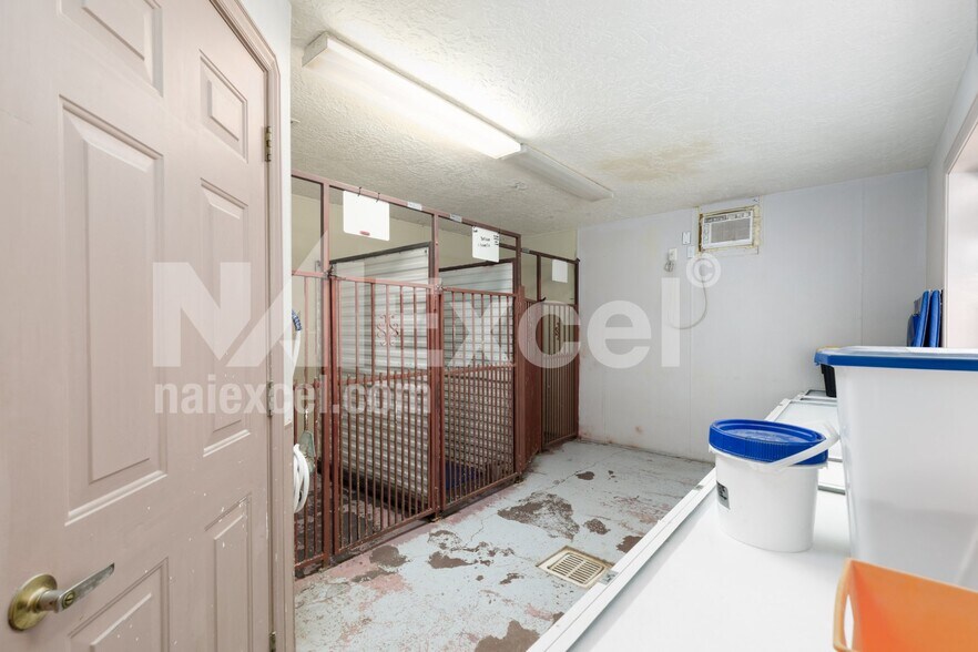 More Photos Of 1545 W State St, Hurricane Veterinarian Kennel For Sale