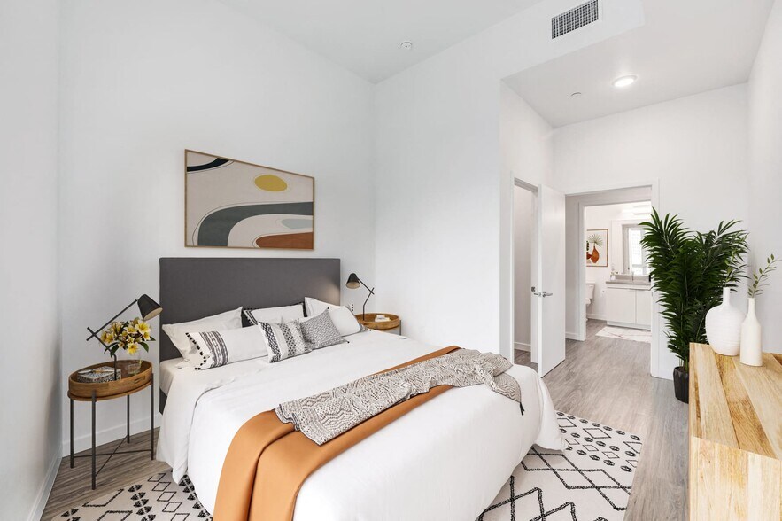 More Photos Of 107 S Hewitt St, Los Angeles Apartments For Lease