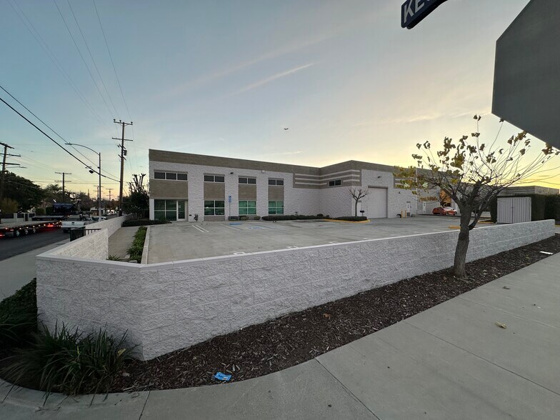 More Photos Of 7655 Kester Ave, Van Nuys Warehouse For Lease