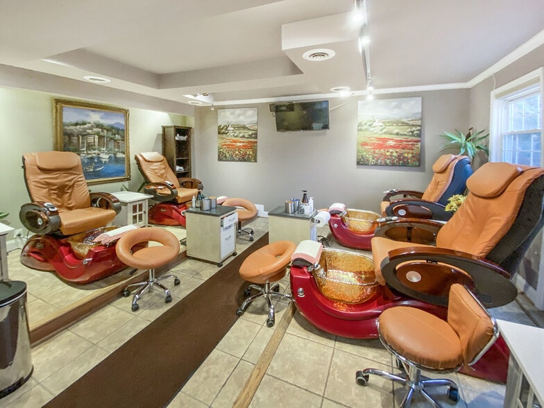 More Photos Of 108 Church St NE, Vienna Freestanding For Sale