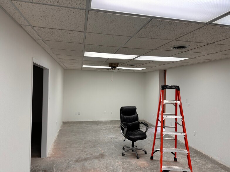 More Photos Of 1011 E 7th St, Odessa Office For Lease