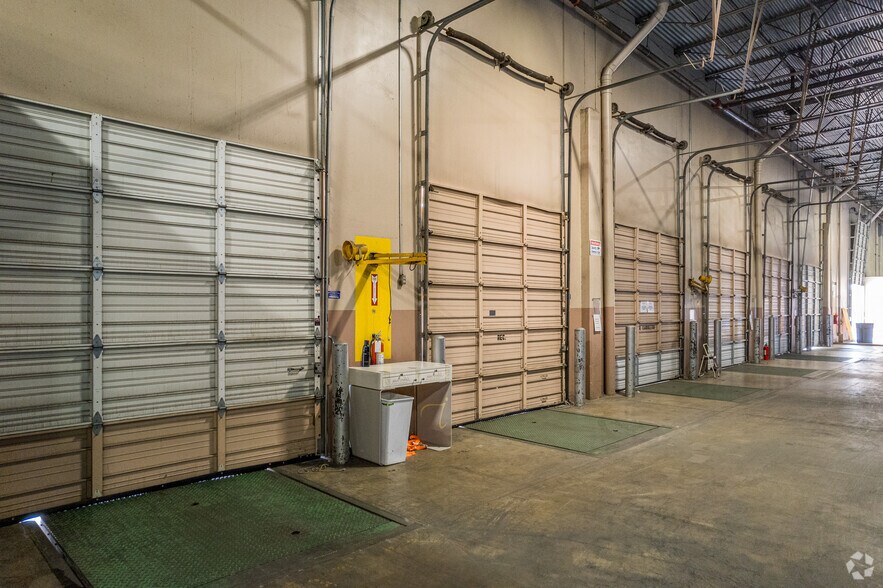 More Photos Of 4545 Spring Valley Rd, Farmers Branch Warehouse For Lease