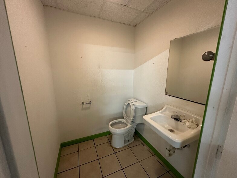 More Photos Of 5722-5724 Kenwick St, San Antonio Warehouse For Lease