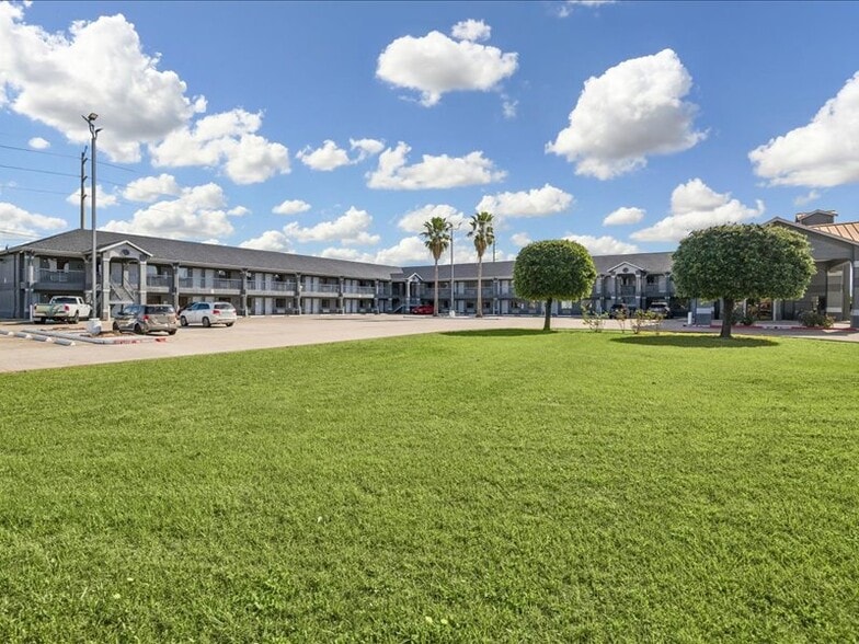 More Photos Of 1931 East Fwy, Baytown Hotel For Sale