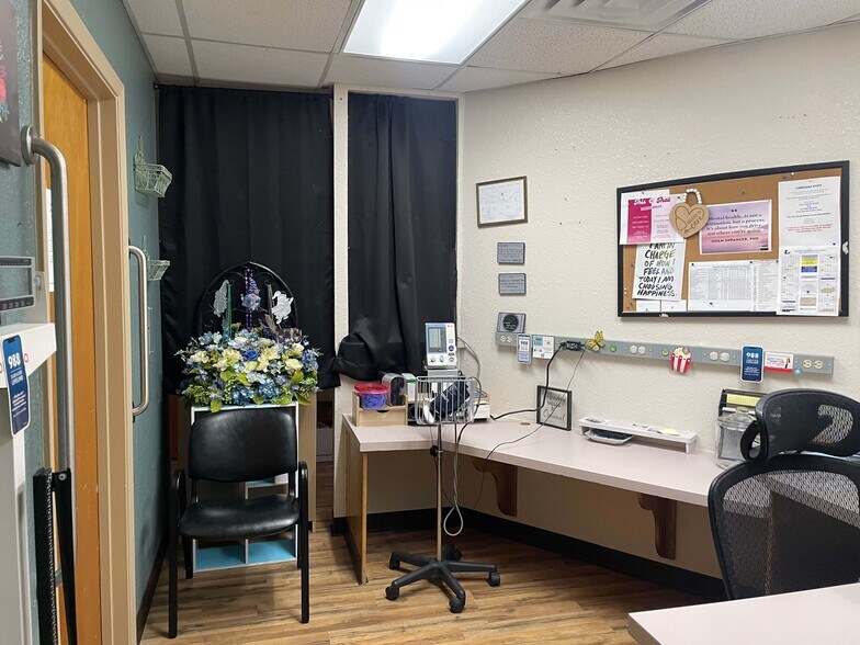 More Photos Of 1305 S Key Ave, Lampasas Office For Sale