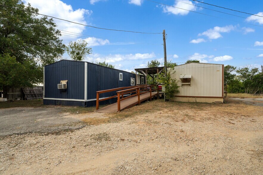 More Photos Of 930 N School St, Boerne Office For Sale