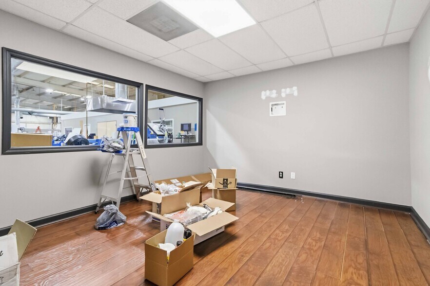More Photos Of 2136 Hilton Dr, Gainesville Distribution For Lease