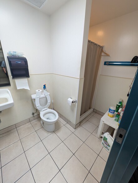 More Photos Of 1320 N School St, Honolulu Office For Sale