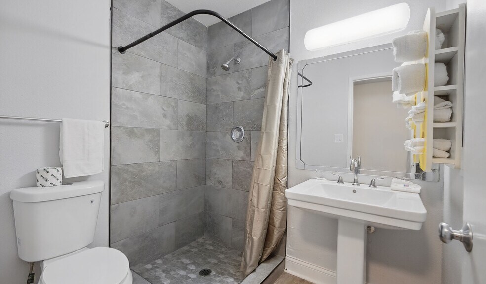 More Photos Of 1600 N Main St, Normal Hotel For Sale