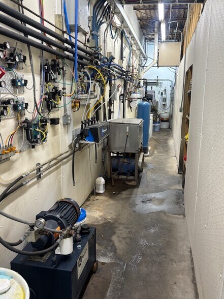More Photos Of 1619 E 10th St, Jeffersonville Carwash For Sale