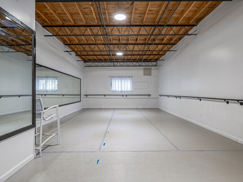 More Photos Of 105 W Henderson St, Marion General Retail For Sale
