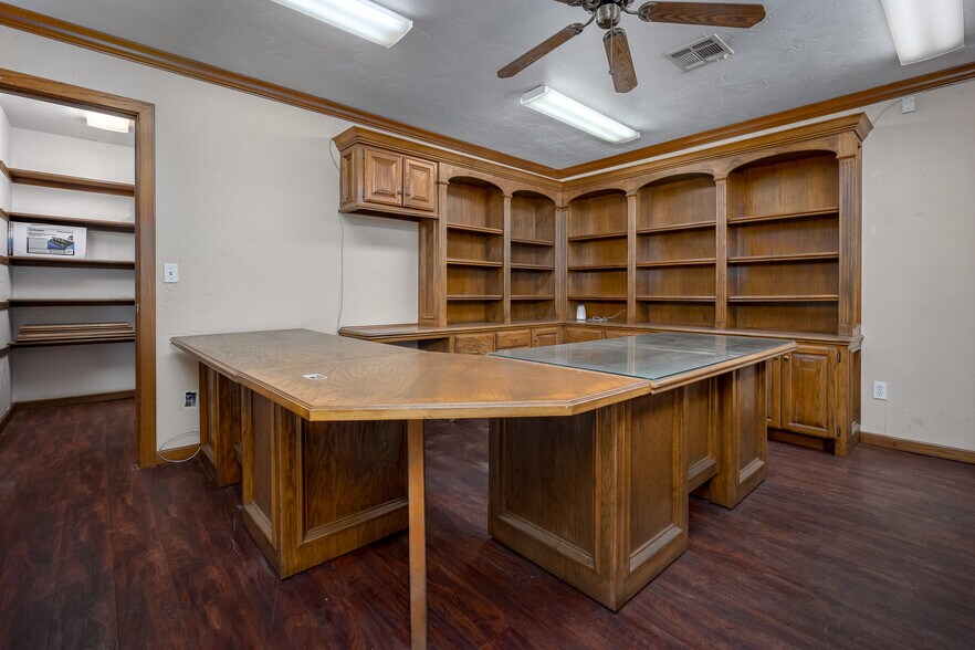 More Photos Of 2756 Broce Dr, Norman Warehouse For Lease