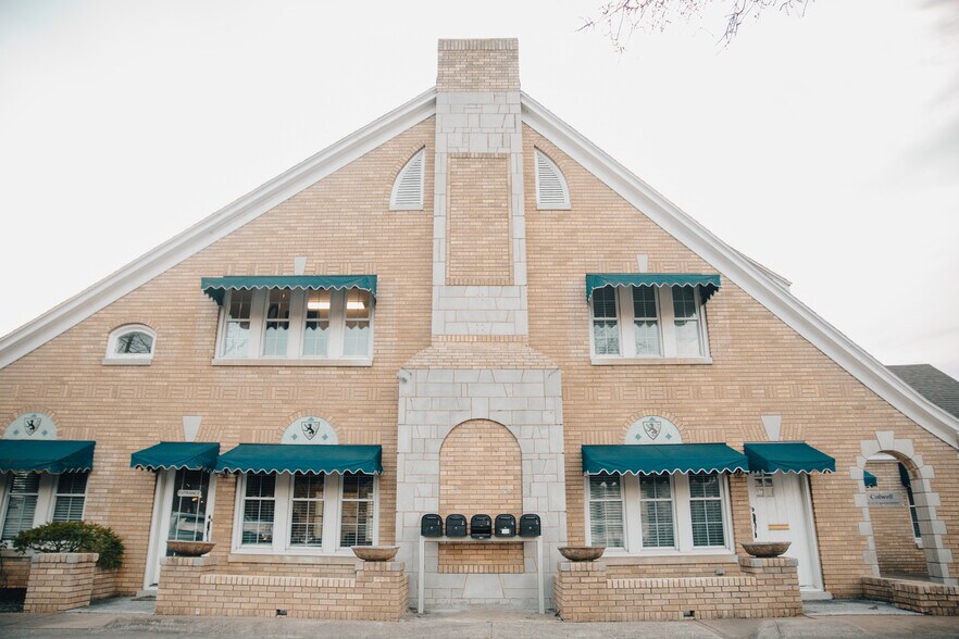 More Photos Of 355 N College Ave, Fayetteville Office For Sale