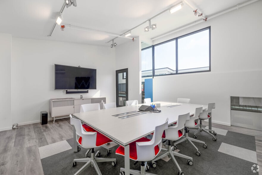 More Photos Of 5285 W Washington Blvd, Los Angeles Loft Creative Space For Sale