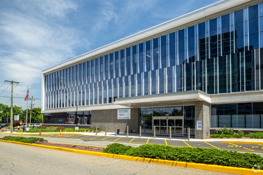 More Photos Of 200-226 Williamson St, Elizabeth Medical For Lease