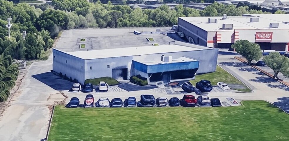 More Photos Of 2960 Knoxville Center Dr, Knoxville Freestanding For Lease