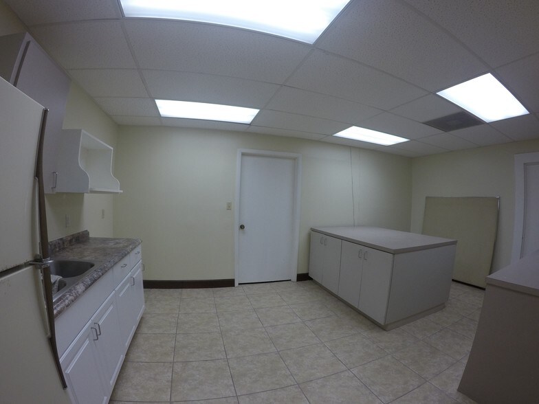 More Photos Of 6808-6832 Hanging Moss Rd, Orlando Showroom For Lease