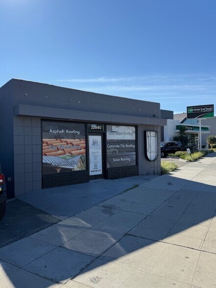 More Photos Of 22840 Ventura Blvd, Woodland Hills Storefront For Lease